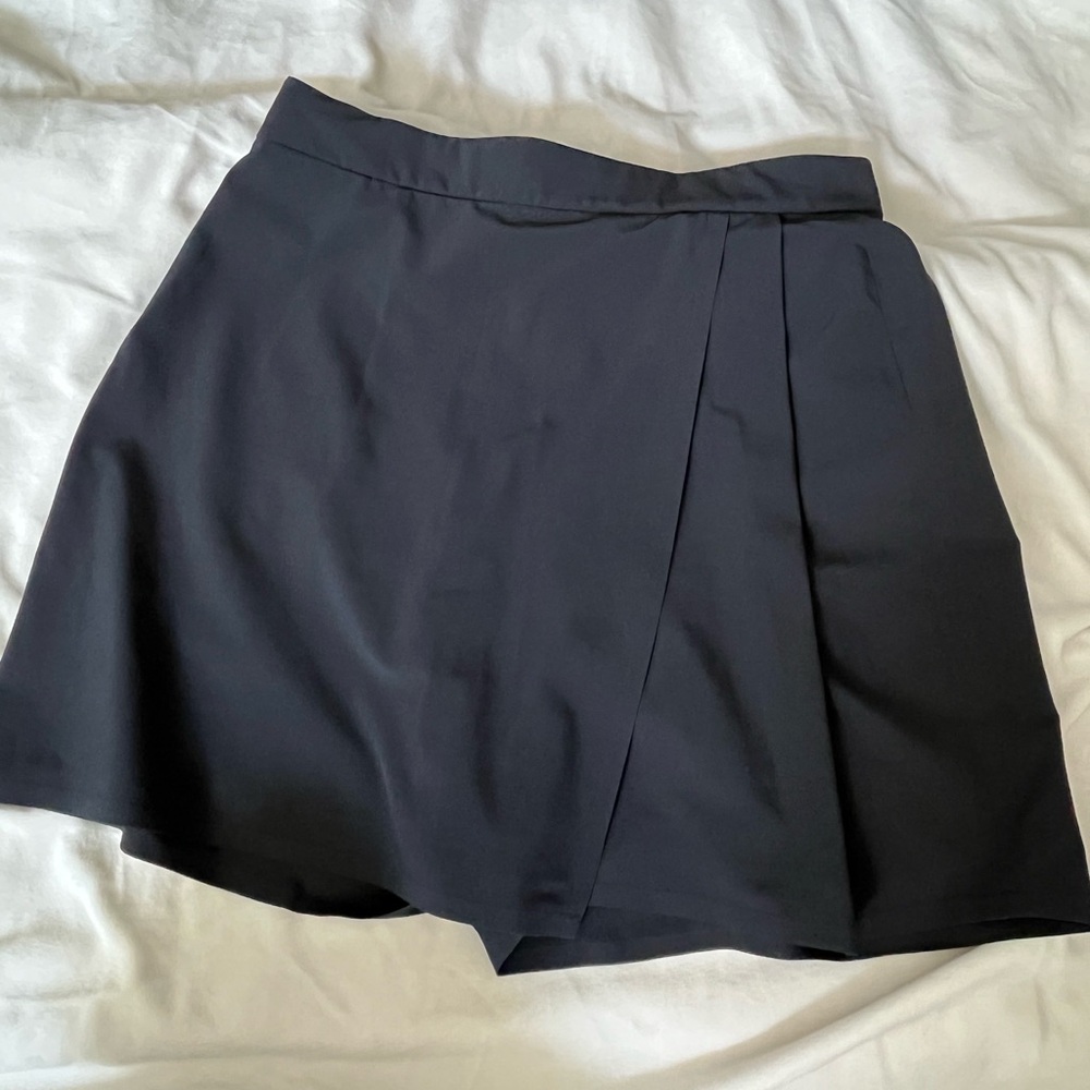 Athleta women’s black athletic faux- wrap skort- 4